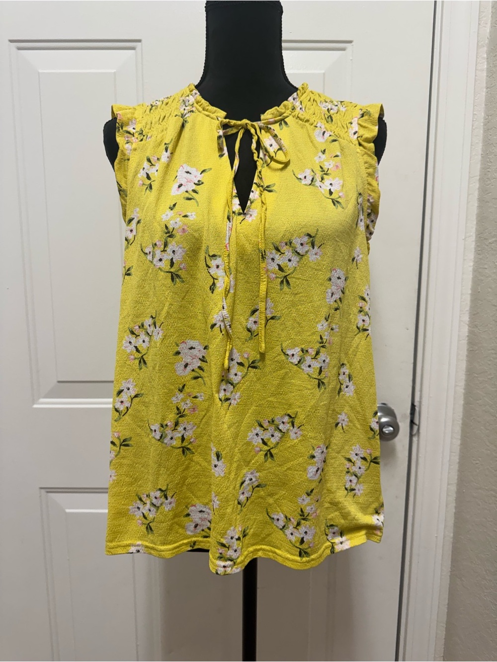 MELLODAY Yellow Floral Tie-Neck Ruffle Sleeveless Top